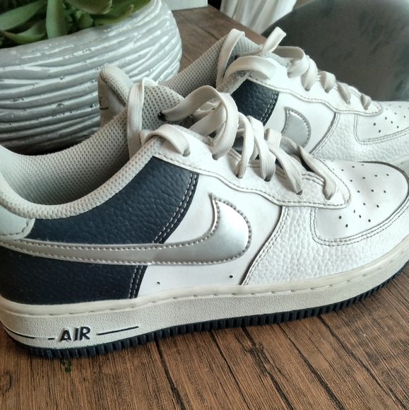Nike Air Force 1 LV8 Low White/Navy Sneakers Size 5Y (Women's 6.5 Mens 5) - Picture 1 of 9